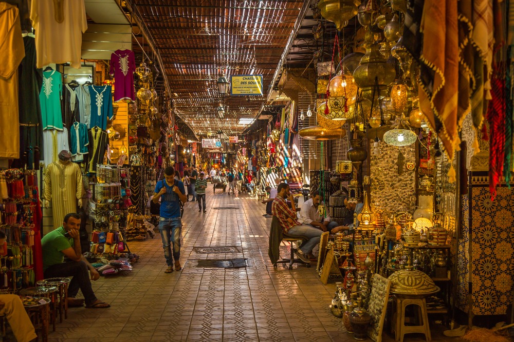 Le Souk de la Médina, vibrant market stalls filled with local goods, reflecting how expensive is Morocco to visit.